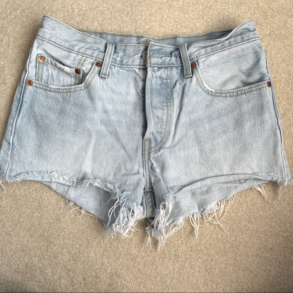Light wash 501 Levi’s denim shorts